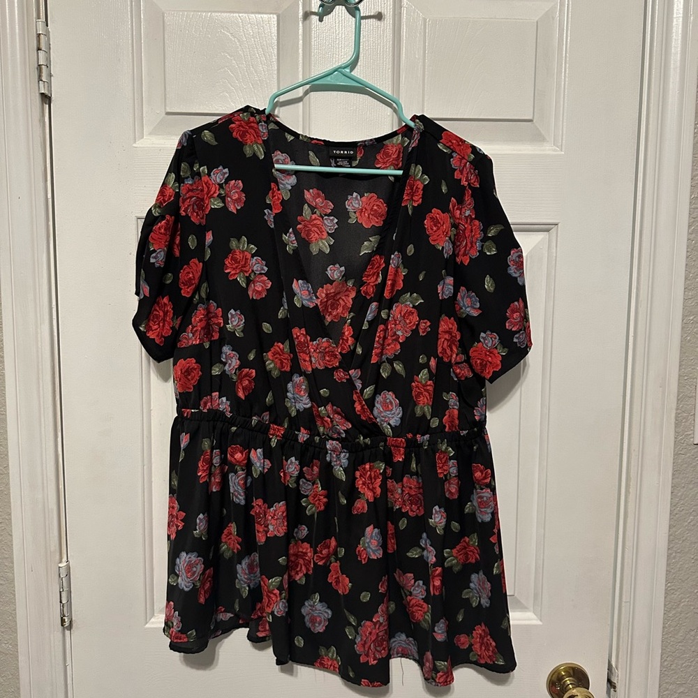 Like new Torrid 2x black floral top v neck silky material flattering waist